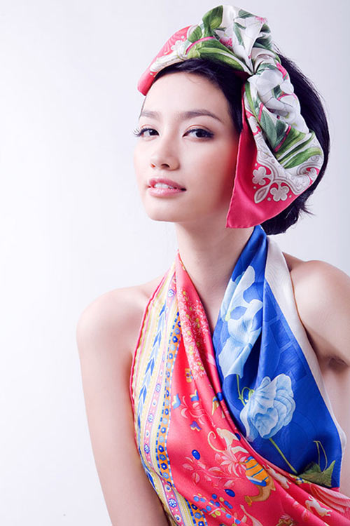 Người đẹp Trúc Diễn tinh nghịch và quyến rũ với những họa tiết trên khăn.